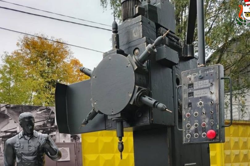 У проходной Вяземского машиностроительного завода в Смоленской области появился чугуннуй станочник