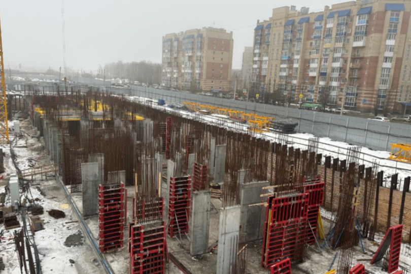 На стройплощадку омского квартала «Снегири» выведен новый подрядчик