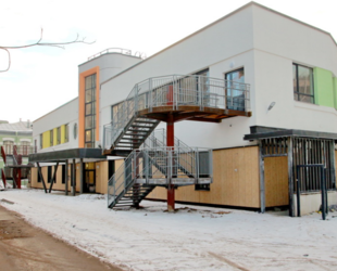 На Республиканской улице Петербурга построили детский сад с лестницами на фасаде 