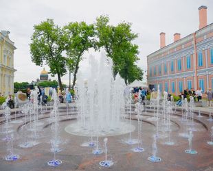 Новый фонтан «Петр Первый» на Университетской набережной - подарок к 300-летию СПбГУ всем петербургским студентам, преподавателям, горожанам и гостям города