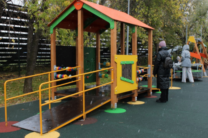 В Барнауле открылась первая в крае инклюзивная игровая площадка
