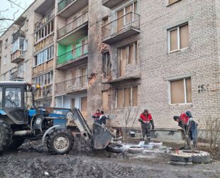 Продолжаются работы по восстановлению поврежденного дома на Пискаревском проспекте