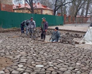 В Черняховске спецбригада по укладке брусчатки отремонтировала несколько улиц