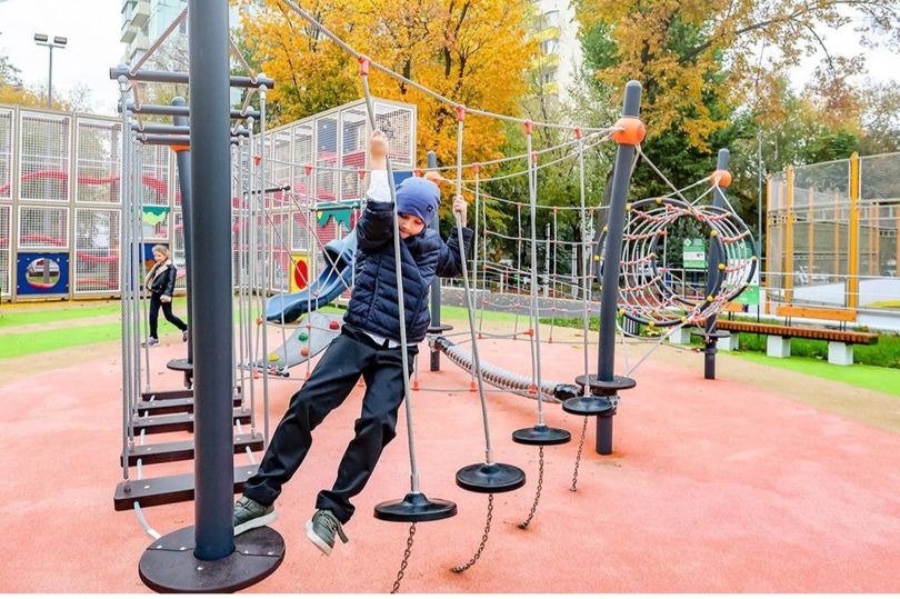 Многоуровневые игровые городки появились на детских площадках в центре и на юго-западе столицы