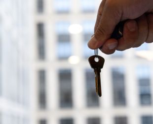 В подмосковном городском округе Пушкинский начали выдавать ключи от квартир в ЖК «Новая жизнь»