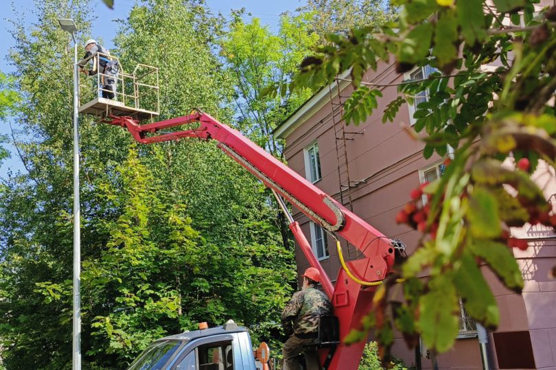 В жилом квартале напротив Соборного сквера в Пушкине начался монтаж наружного освещения  