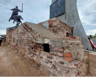 На монументе Победы в Великом Новгороде демонтируют гранитные блоки облицовки стилобата