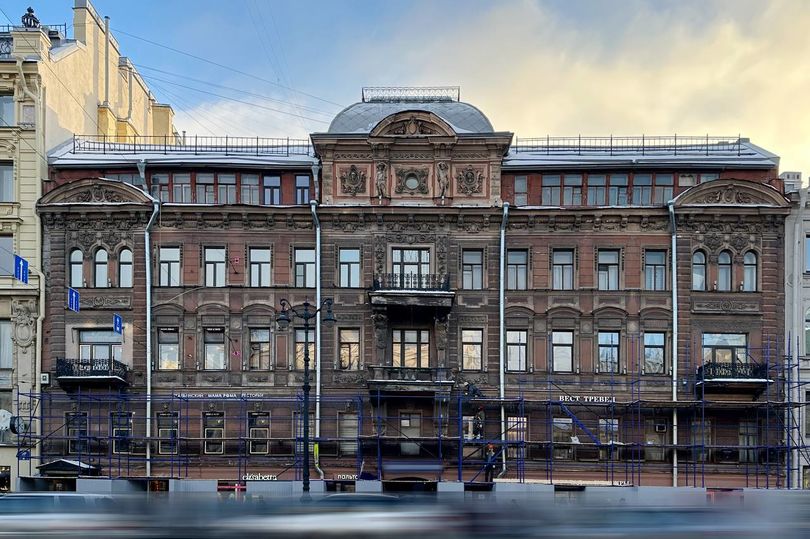 Здание Санкт‑Петербургского Тульского поземельного банка на Невском проспекте одевается в леса