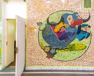 В детской поликлинике на улице 10-летия Октября в Москве отреставрируют мозаичное панно