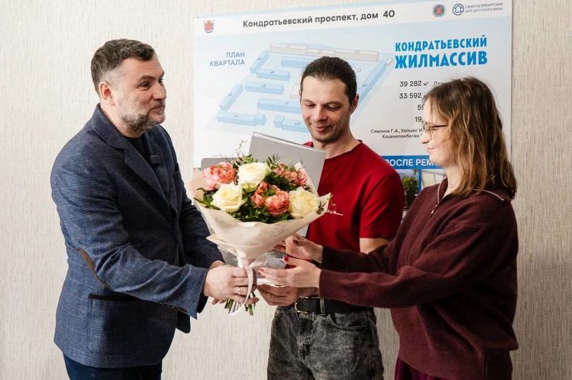 Вице-губернатор Евгений Разумишкин вручил ключи от квартир участникам программы «Доступное жилье»