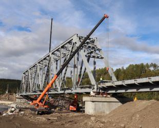 Под Мурманском завершились работы по установке пролетных строений нового железнодорожного моста через реку Кола