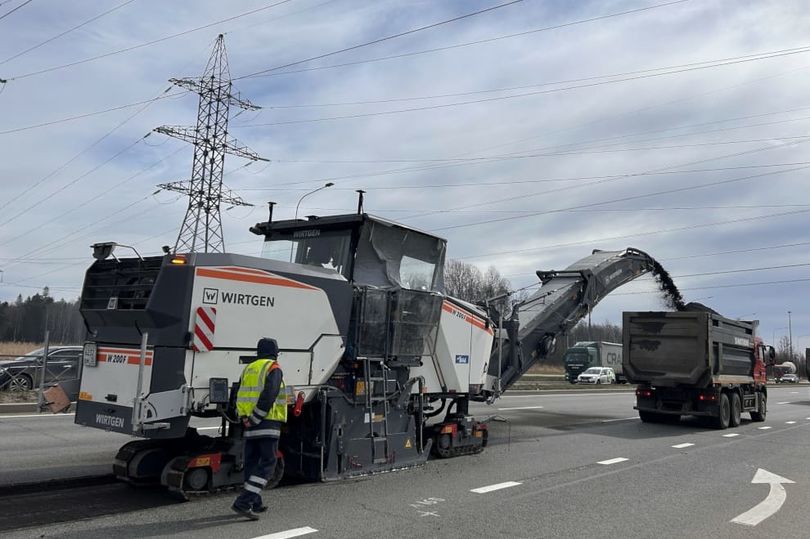 В Санкт‑Петербурге дорожники приступили к фрезерованию покрытия на Парашютной улице