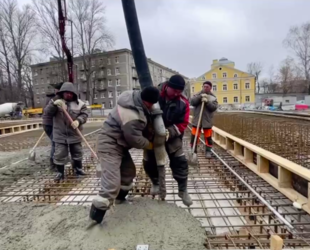 Специалисты начали бетонирование проезжей части моста через Черную речку