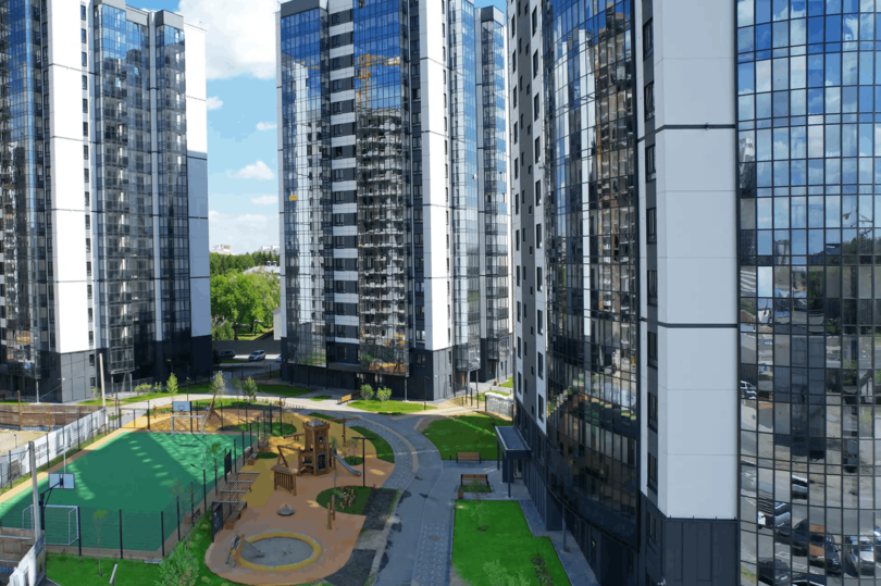 В Новосибирске с опережением графика ввели в эксплуатацию последний из семи домов в ЖК «Никольский парк»