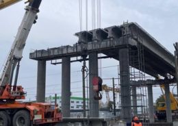 В Челябинске на путепроводе в поселке Новосинеглазово начался монтаж балок