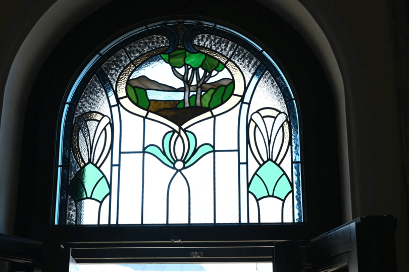 Уникальные витражи вернулись в окна исторического доходного дома на Тележной улице в Петербурге