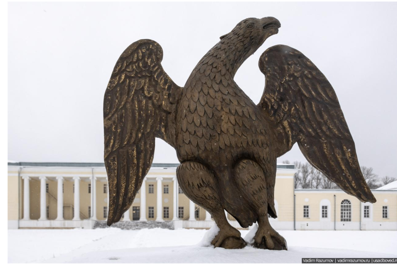 Исторические скульптуры орлов вновь вернулись в возрожденную подмосковную усадьбу Горенки