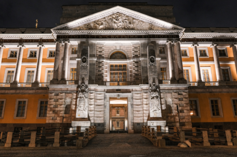 Новая архитектурно-художественная подсветка Михайловского замка дополнила огни предновогоднего Петербурга