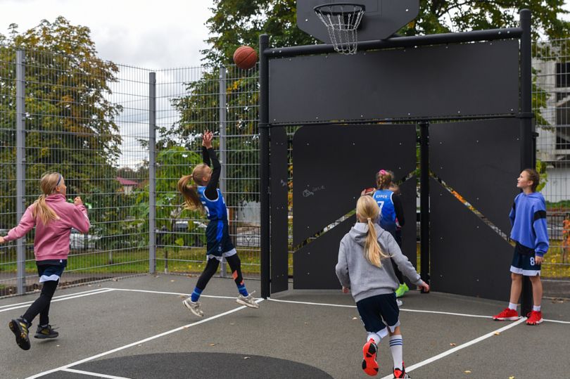  центре Курска построили многофункциональную спортивную площадку