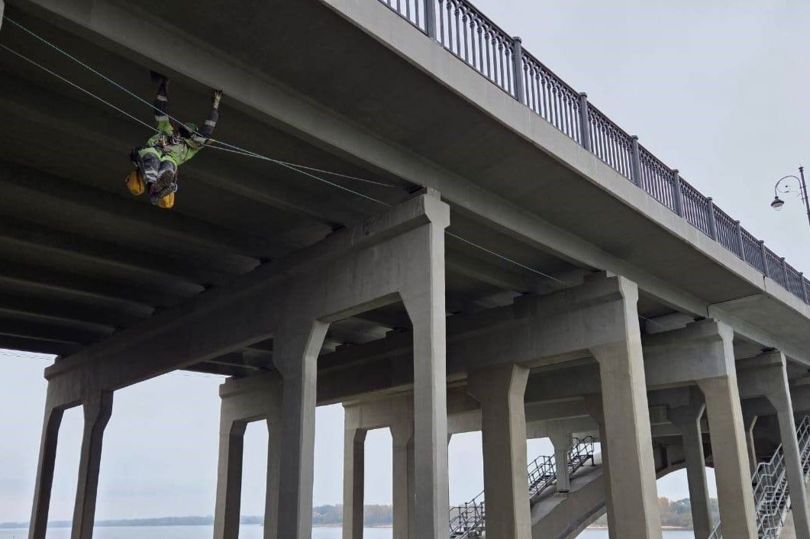Архитектурную подсветку устанавливают на мосту через Волгу в Рыбинске Ярославской области