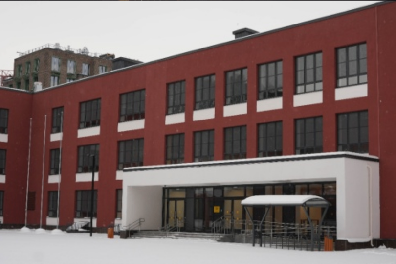 На Васильевском острове в Петербурге построили новую школу на 825 мест с бассейном и скалодромом