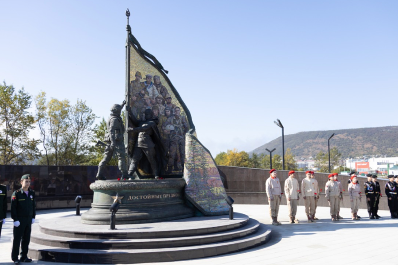 В Магадане установили памятник героям СВО, созданный волгоградским скульптором Евгением Павлюченко