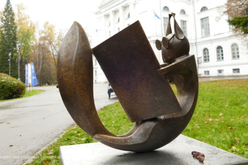 Первая бронзовая фигурка из арт-проекта «Томская белочка» поселилась в Университетской роще