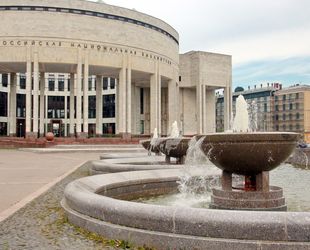 Запуск фонтана перед Российской национальной библиотекой в Петербурге дал старт открытию нового фонтанного сезона