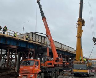 На Петрозаводском шоссе началась установка пролетного строения нового путепровода