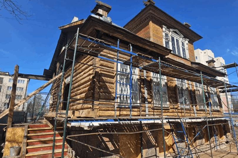 Реставрация музейного дома в ленинградской Луге продолжается: стены укреплены, дальше — работы над мансардой