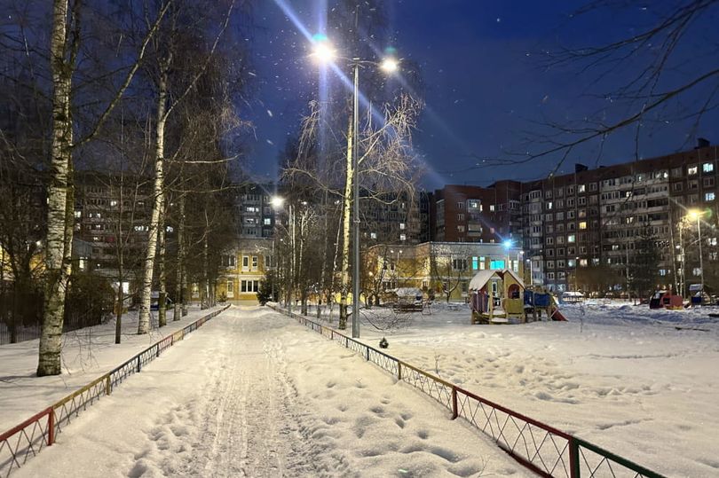 Жилой квартал в петербургском Колпино около Харламова сквера впервые получил современную систему наружного освещения