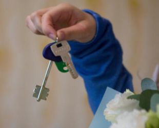 Семьи с детьми-инвалидами получили ключи от квартир в Петербурге