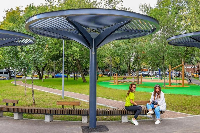 В СЗАО столицы благоустроили территорию перед храмом Александра Невского