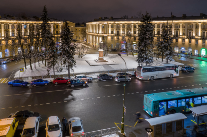 Новая художественная подсветка украсила Привокзальную площадь в петербургском Колпино