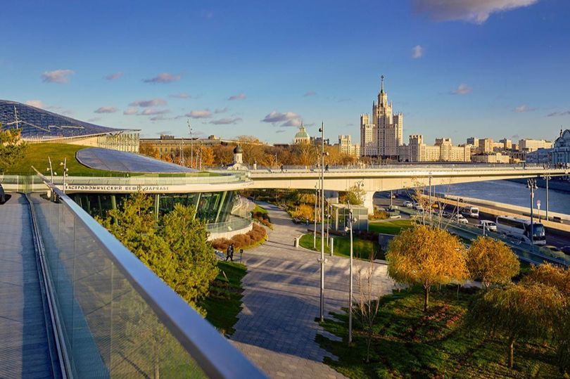 В московском парке «Зарядье» обновят деревянный настил парящего моста