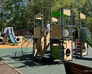 Новая детская площадка открылась в Парке 200-летия Череповца