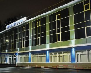 Фасад дворца спорта на Десятинной в Великом Новгороде подсветили