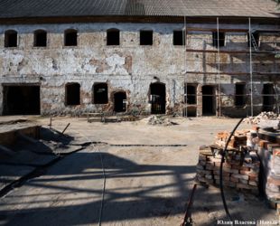 В замке Нойхаузен начали восстановление разрушенного флигеля и круглой башни