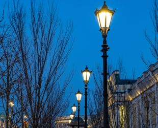 Фонари вдоль петербургского Гостиного двора стали светодиодными