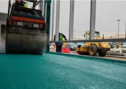  Бирюзовый асфальтобетон появился на конечном остановочном пункте трамвайной линии «Славянка» в Петербурге