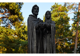 В Сосновом бору в Ленобласти открыли благоустроенную территорию на Парковой и памятник Петру и Февронье 