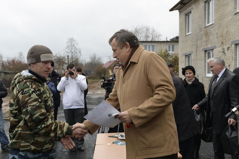 Губернатор Ленобласти Дрозденко передал ключи от новых квартир погорельцам из Мшинской