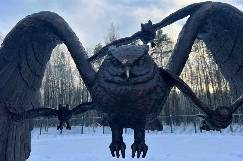 В школе на 1050 мест в ленинградском Новоселье установили скульптуру «Сова и совята»