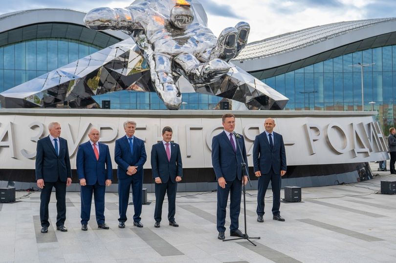 На центральной площади Нового Уренгоя монумент «Газ Уренгоя – Родине!» открыли при участии Александра Новака