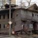 В Архангельске начали снос деревянных аварийных домов