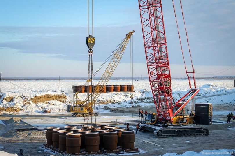 Установка первых элементов центрального коффердама Ленского моста началась в Якутии