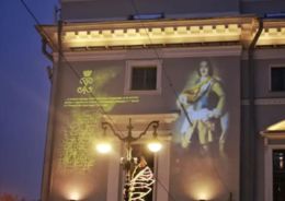 Фасад здания Российской национальной библиотеки украсила световая проекция портрета Петра I