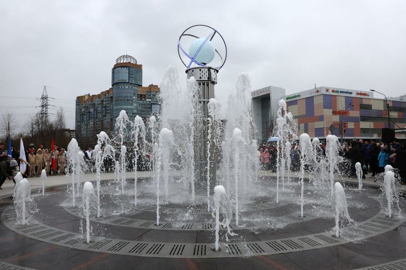 Накануне Дня памяти погибших в радиационных авариях на Аллее Чернобыльцев в Приморском районе Петербурга запустили световой фонтан