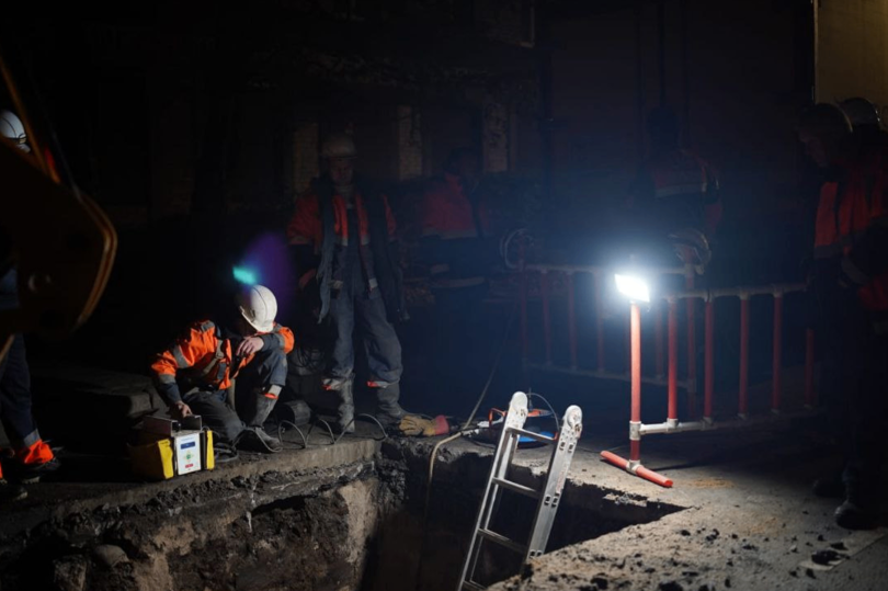 В Петербурге начался монтаж шпунтового ограждения в зоне просадки на улице Харченко