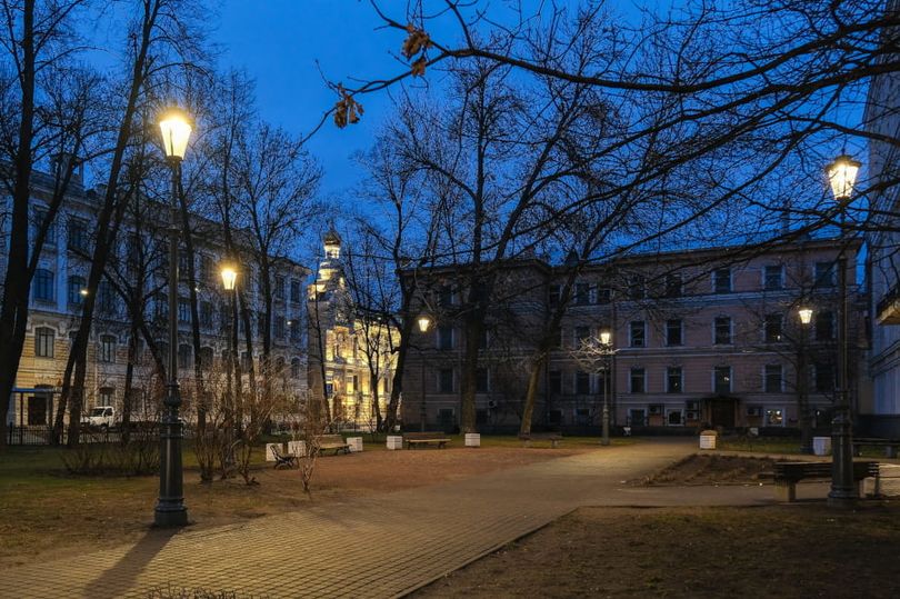Новое современное освещение Дерптского сквера бережно вписано в историческую среду центра Петербурга